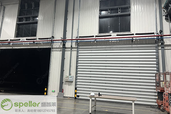 密封保溫提升門(mén)助力工廠電動(dòng)門(mén)改造，速度抗風(fēng)雙重保障